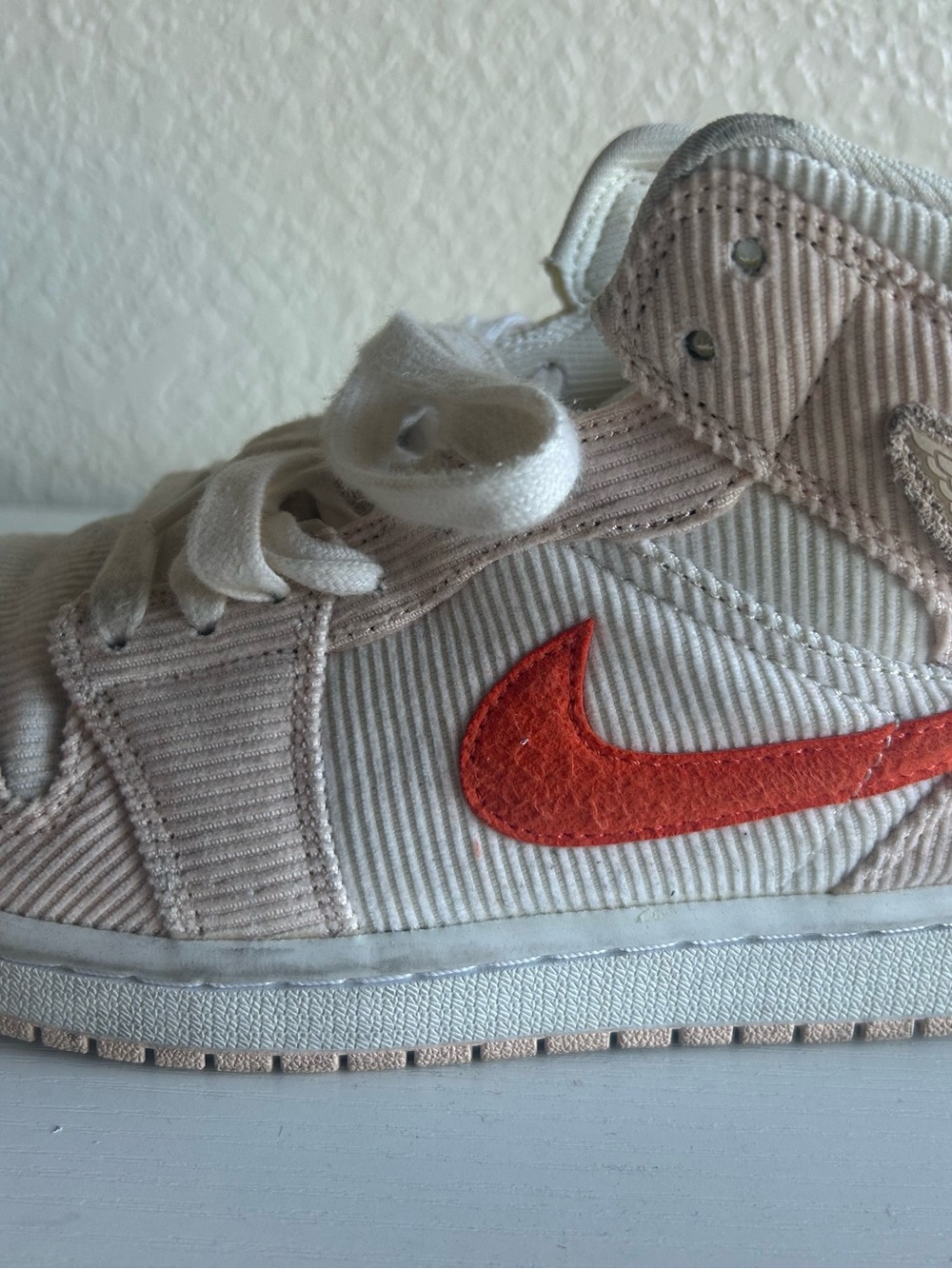 Jordan woman High-Top Corduroy Sneakers in Off-White with Coral Swoosh - Picture 3 of 5